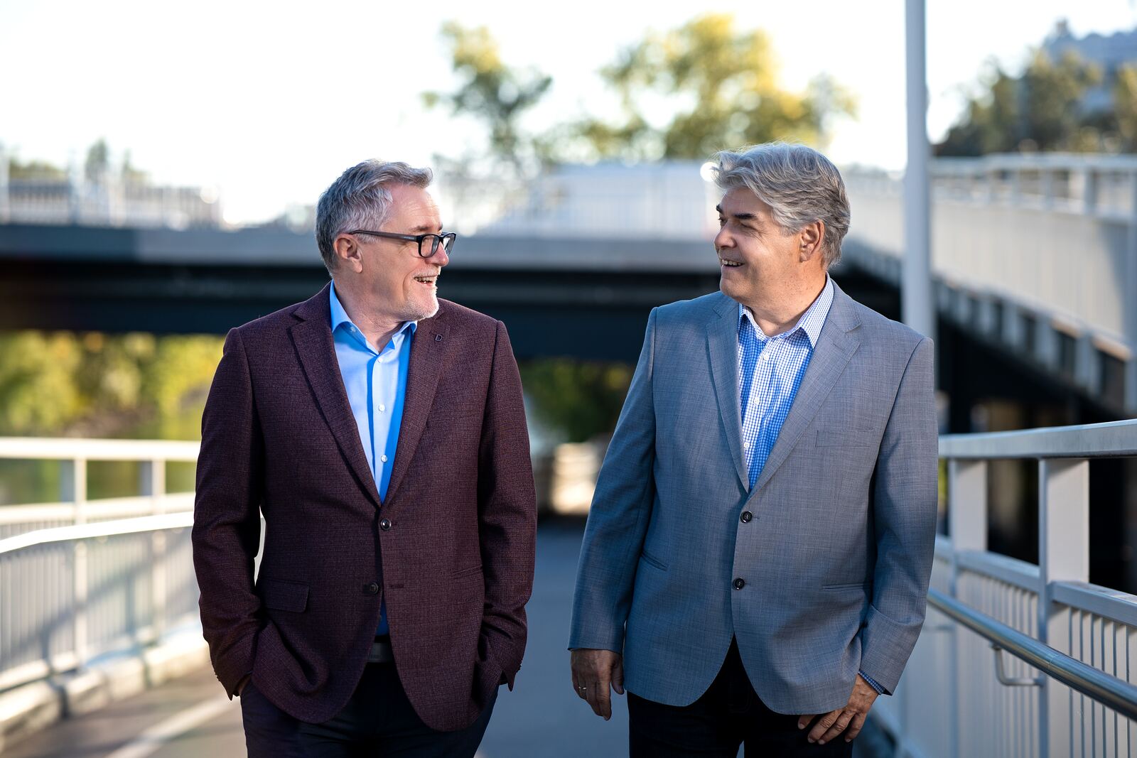 Die Geschäftsführer Lukas Poiss und Alfred Riha im Gespräch auf einer Brücke